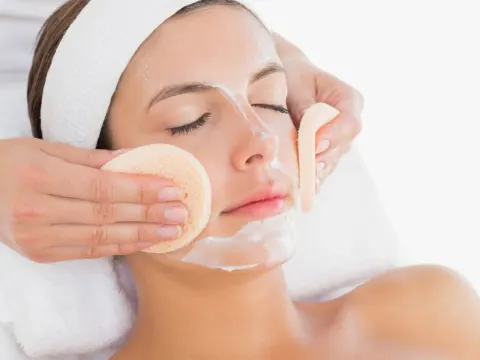 Limpieza facial con esponjas en una paciente
